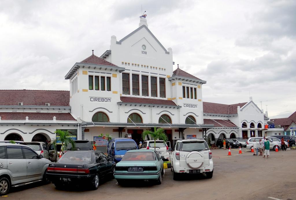 Hôtel Intan Cirebon Extérieur photo